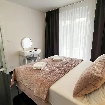 Sunshine House With Free Parking Апартаменти *