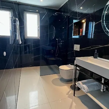Апартаменти Sunshine House With Free Parking