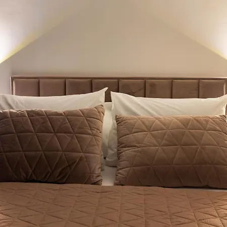 Апартаменти Sunshine House With Free Parking *