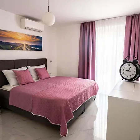 Sunshine House With Free Parking *