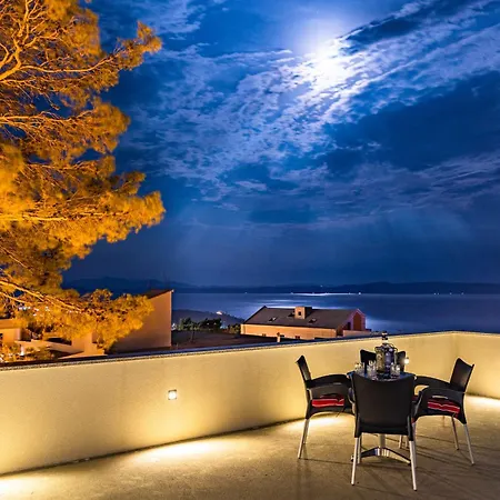 Sunshine House With Free Parking Апартаменти