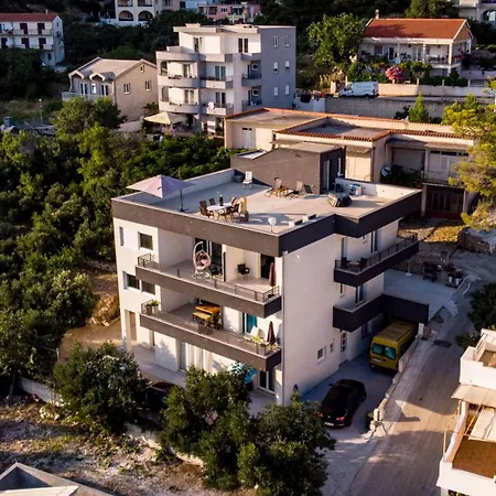 Sunshine House With Free Parking Апартаменти Макарська