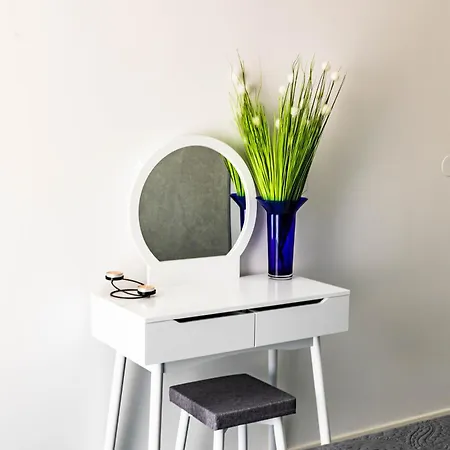 Апартаменти Sunshine House With Free Parking