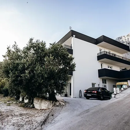 Sunshine House With Free Parking Апартаменти Макарська