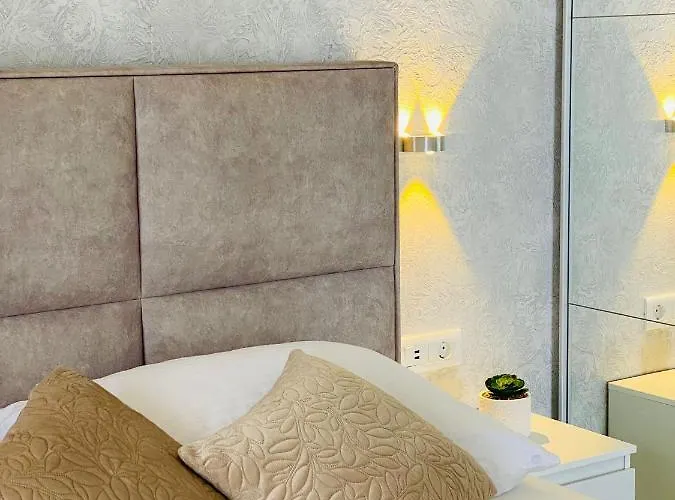 Апартаменти Sunshine House With Free Parking Макарська