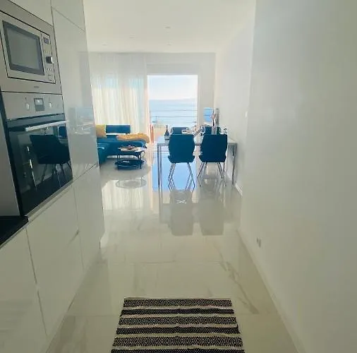 Sunshine House With Free Parking *