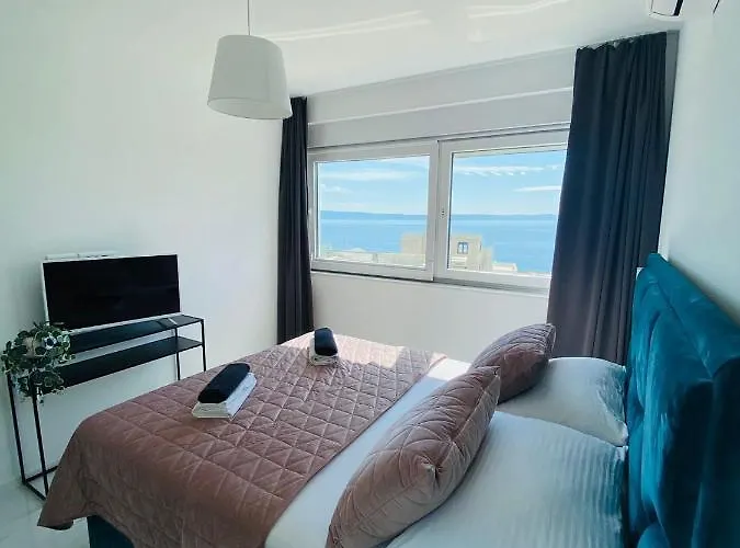 Апартаменти Sunshine House With Free Parking