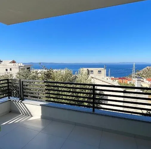 Sunshine House With Free Parking Апартаменти Макарська