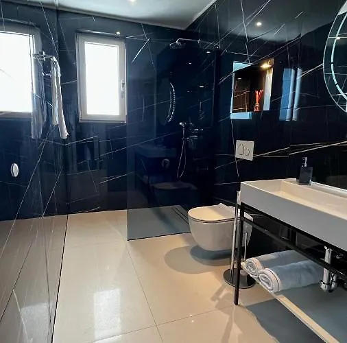 Апартаменти Sunshine House With Free Parking