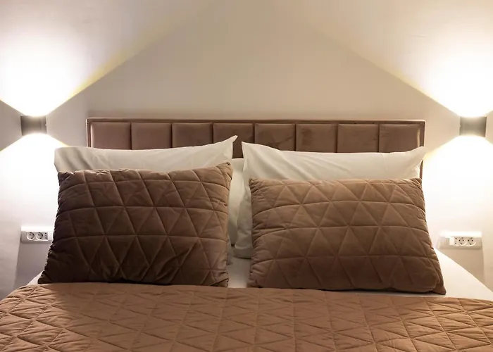 Апартаменти Sunshine House With Free Parking *