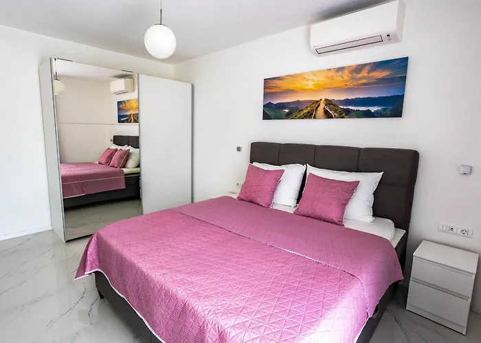 Апартаменти Sunshine House With Free Parking