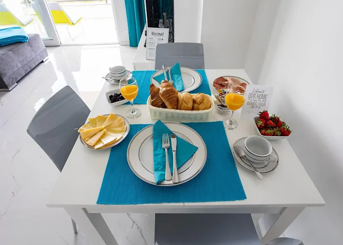 Апартаменти Sunshine House With Free Parking *