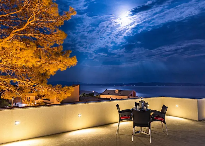 Sunshine House With Free Parking Апартаменти