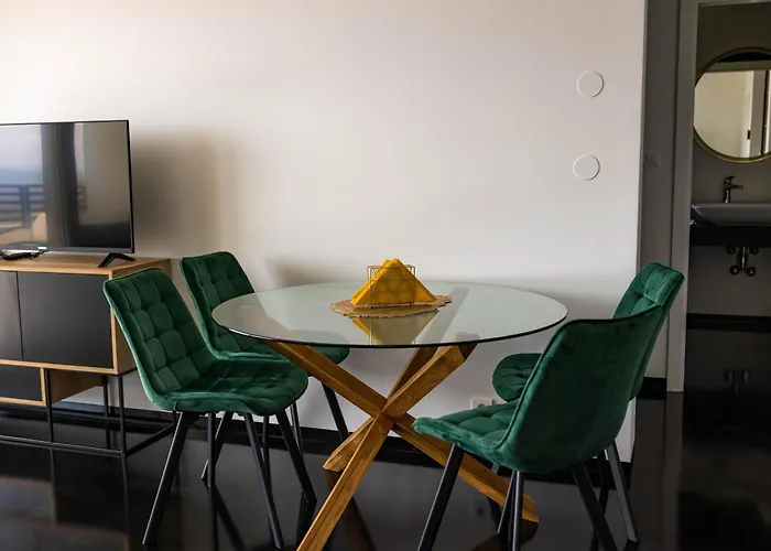 Апартаменти Sunshine House With Free Parking *