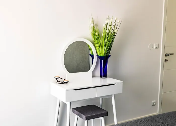 Апартаменти Sunshine House With Free Parking