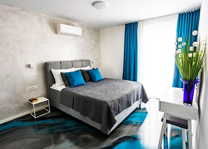 Sunshine House With Free Parking Апартаменти