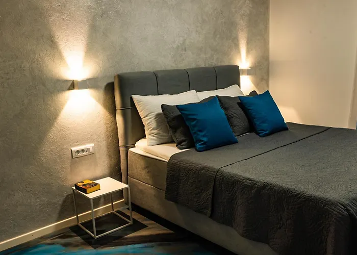 Sunshine House With Free Parking Апартаменти