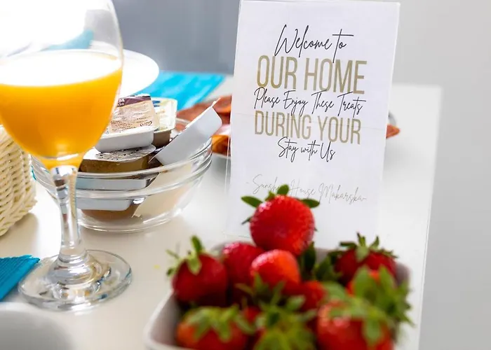 Апартаменти Sunshine House With Free Parking