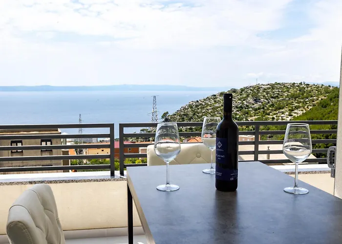 Апартаменти Sunshine House With Free Parking