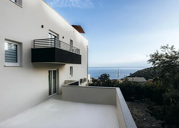 Sunshine House With Free Parking Апартаменти Макарська