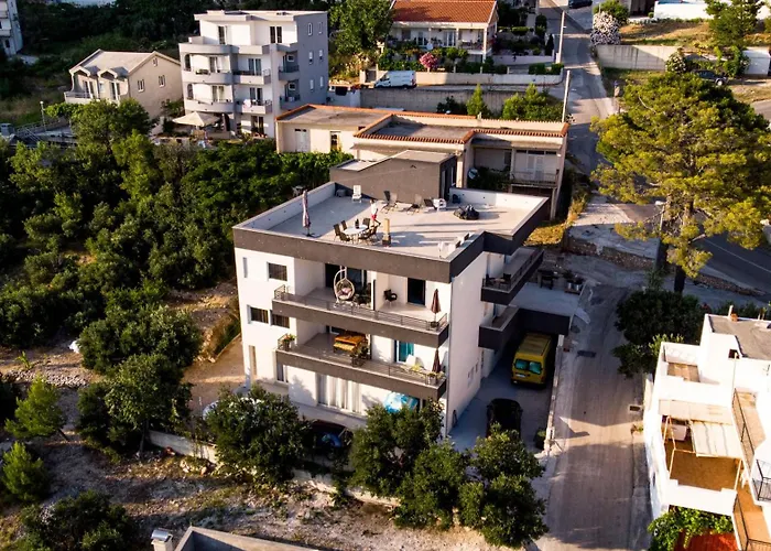 Sunshine House With Free Parking * Макарська