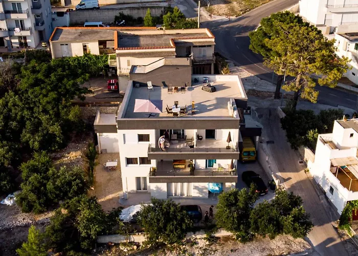 Sunshine House With Free Parking Апартаменти *