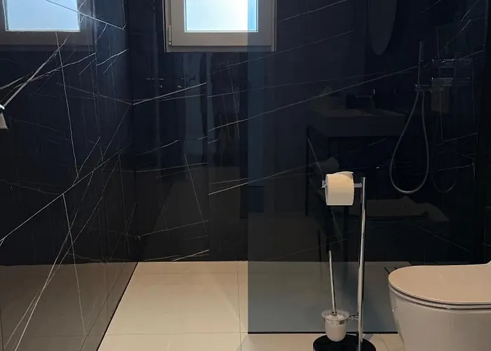 Апартаменти Sunshine House With Free Parking