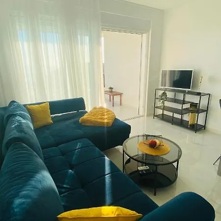 Sunshine House With Free Parking