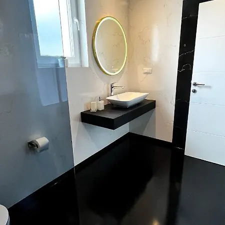 Sunshine House With Free Parking Appartement