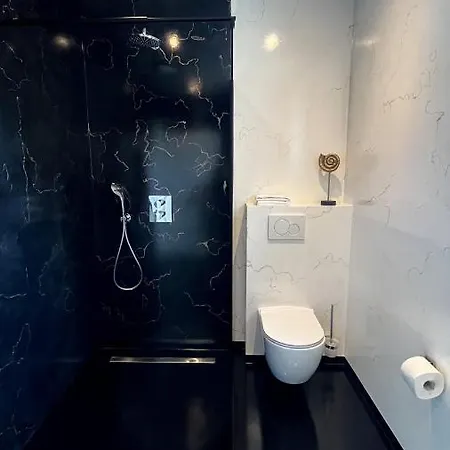 Sunshine House With Free Parking