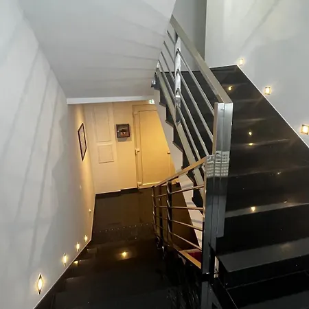 Sunshine House With Free Parking *