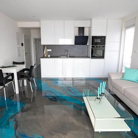 Sunshine House With Free Parking