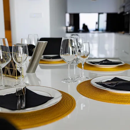 Sunshine House With Free Parking