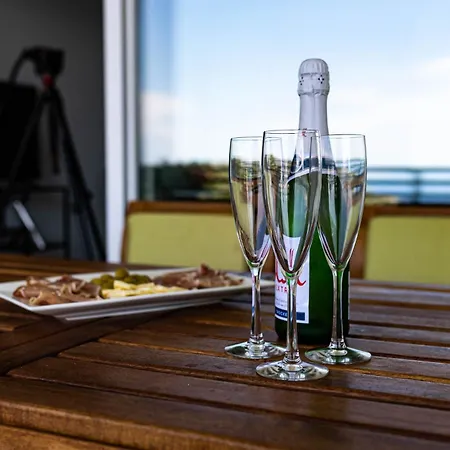 Sunshine House With Free Parking *