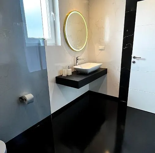 Sunshine House With Free Parking Apartmán