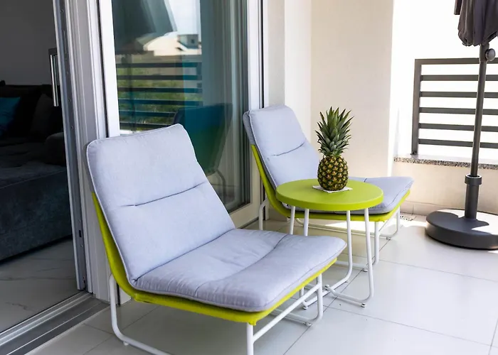 Sunshine House With Free Parking