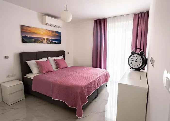 Sunshine House With Free Parking *