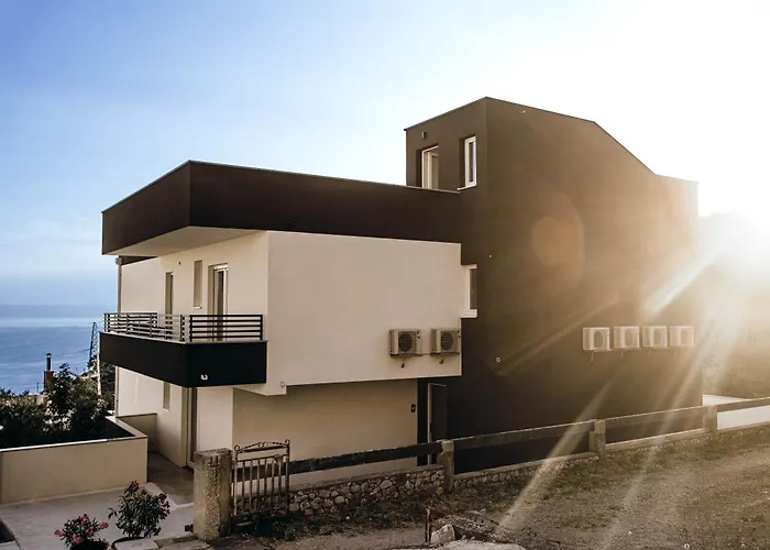 Sunshine House With Free Parking