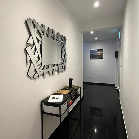 Sunshine House With Free Parking דירה *