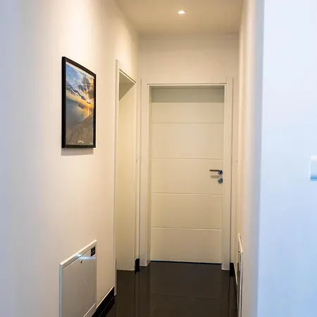 Sunshine House With Free Parking *