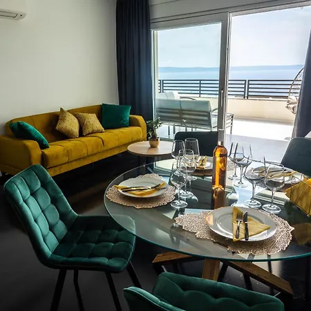 Sunshine House With Free Parking דירה